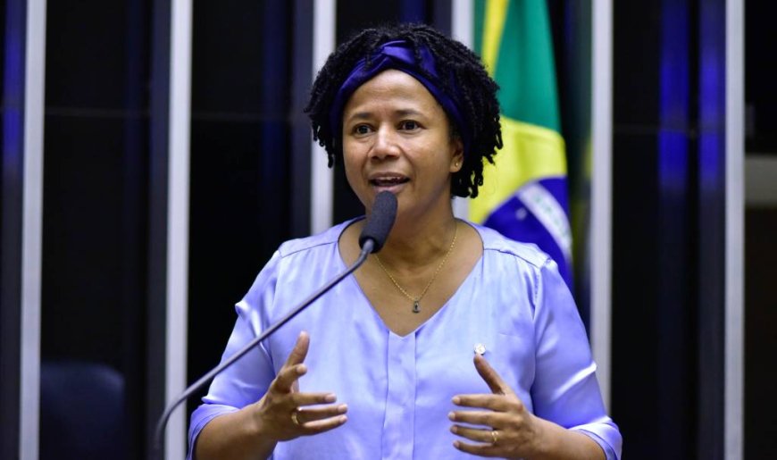 Sílvia Cristina solicita a regulamentação da lei que assegura a universalização do tratamento do câncer.