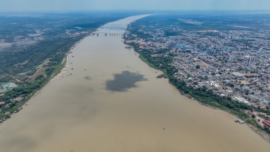 Ribeirinhos e proprietários de embarcações recebem alerta da Prefeitura sobre riscos de colisões com troncos de madeira.