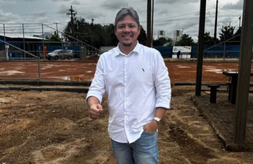 Vereador Zé Paroca fiscaliza obras da praça no Bairro Rio Madeira