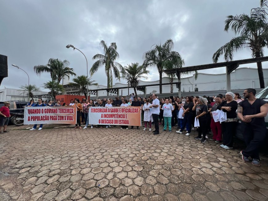 SERVIDORES DA SAÚDE PROTESTAM CONTRA PRIVATIZAÇÃO EM FRENTE AO HOSPITAL JOÃO PAULO II