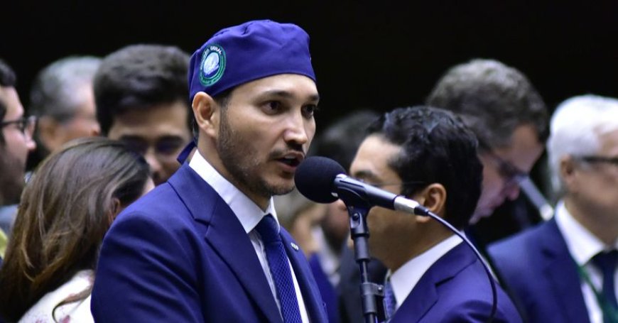 FERNANDO MÁXIMO: Deputado entrega óculos gratuitos para estudantes por meio de projeto