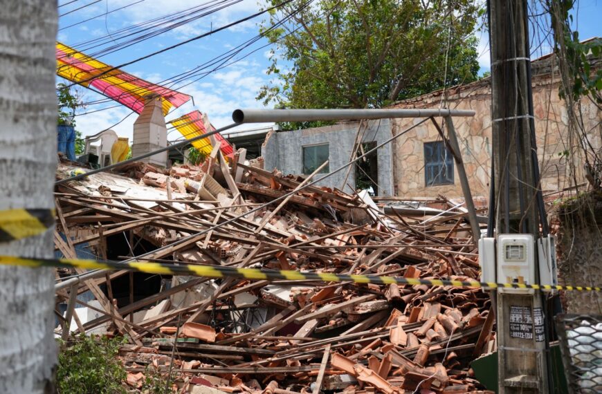 Vídeo mostra casa desabando no São João Bosco; Moradores ficam em pânico em Porto Velho