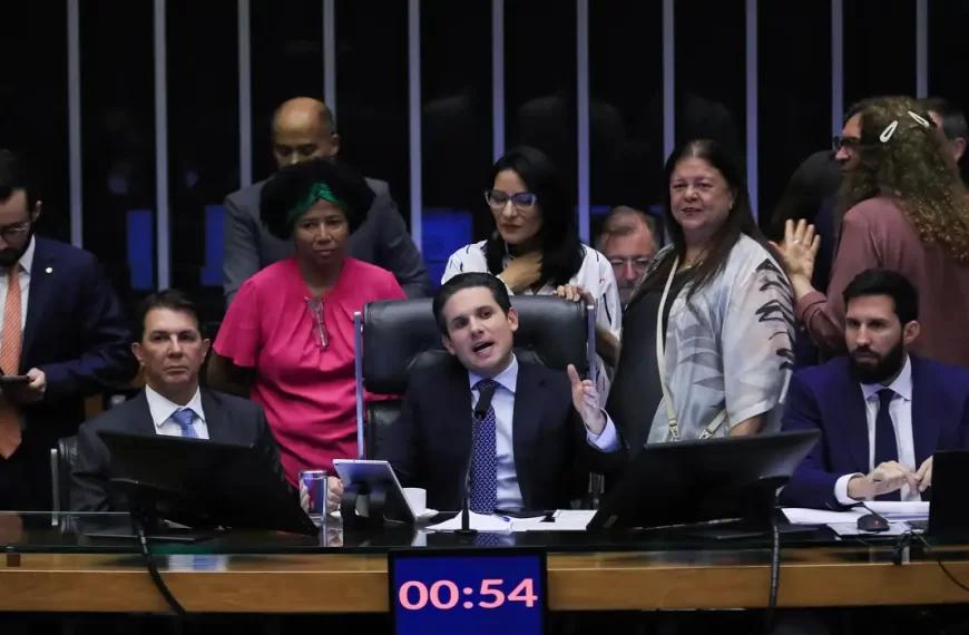 Câmara dos Deputados aprova licença menstrual de até 2 dias