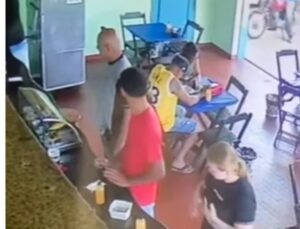 Armados, criminosos invadem e assaltam a tradicional lanchonete…