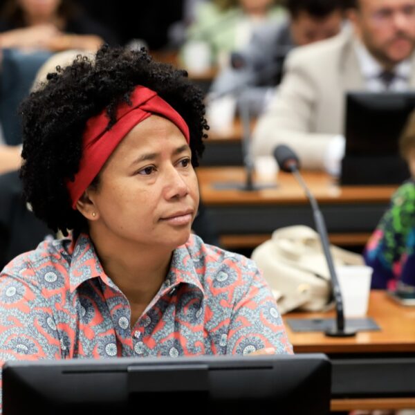 Comissão aprova relatório da deputada Sílvia Cristina favorável à criação de cadastro nacional para intérpretes de Libras