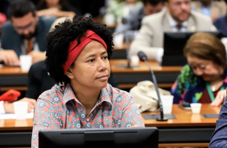 Comissão aprova relatório da deputada Sílvia Cristina favorável à criação de cadastro nacional para intérpretes de Libras