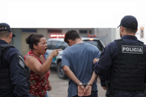 Mãe revoltada aplica “corretivo” durante prisão do filho&hellip;