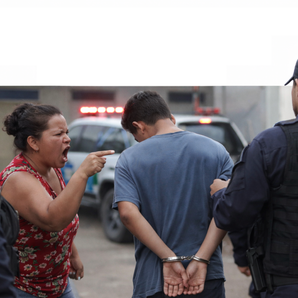 Mãe revoltada aplica “corretivo” durante prisão do filho em Porto Velho