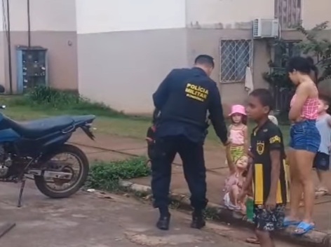 Vídeo registra gesto de solidariedade da Polícia Militar com crianças do Orgulho do Madeira, em Porto Velho