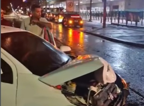 Veículo avança sinal vermelho e&hellip;