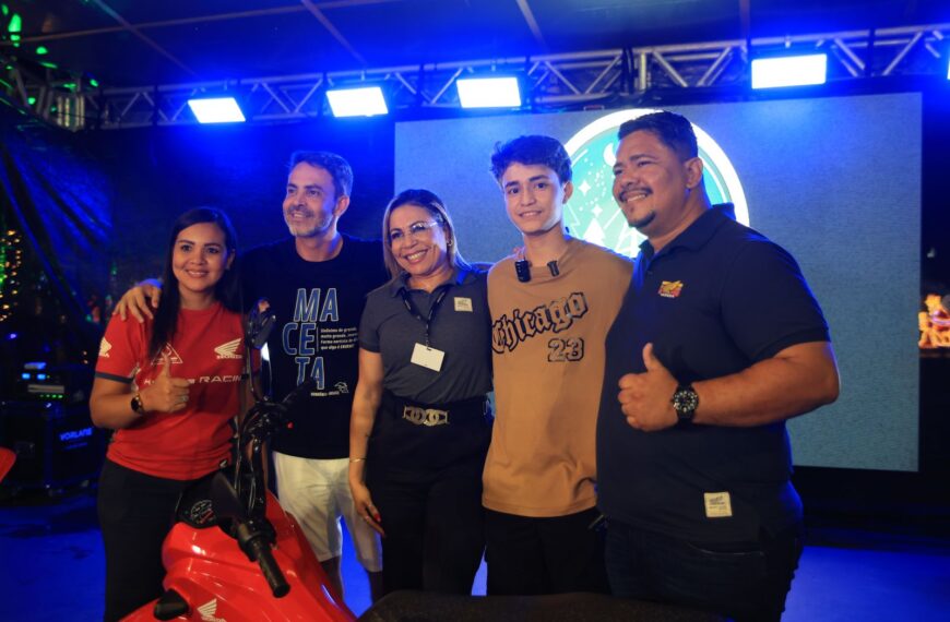 Estudante de 19 anos leva moto em sorteio de encerramento do Natal Luz