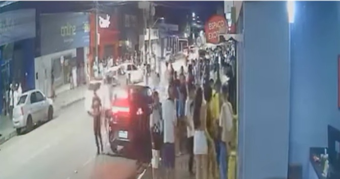 Vídeo mostra jovens tentando arrombar&hellip;