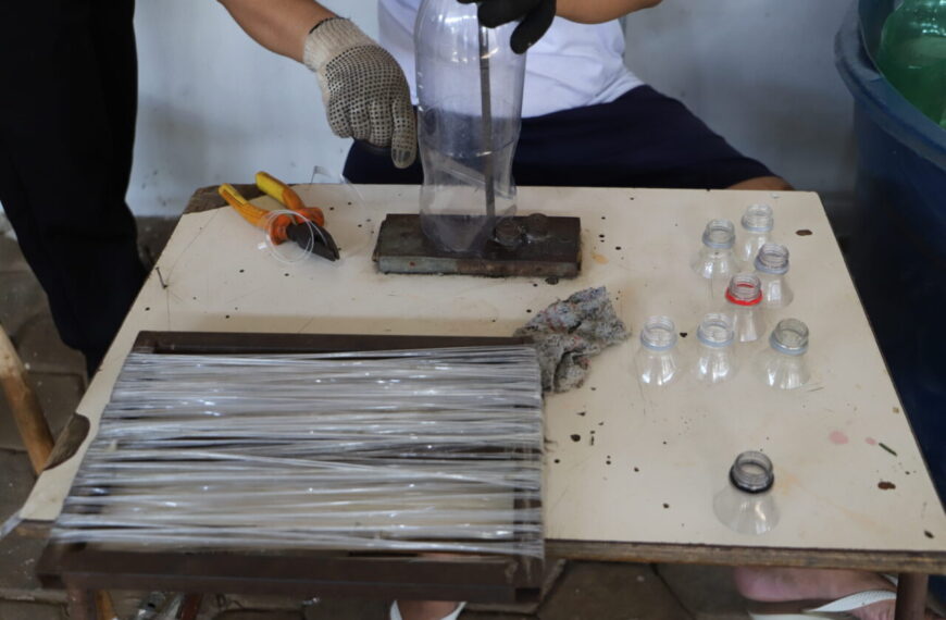 Mão de obra reeducanda produz 500 vassouras com material reciclável em Porto Velho
