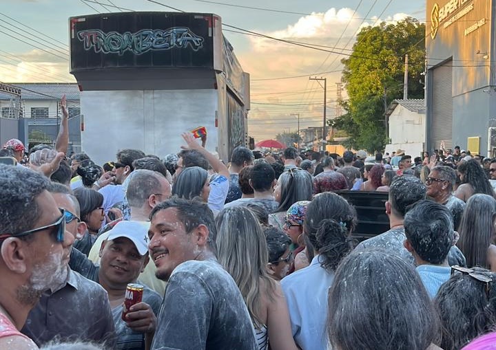 Tradição e alegria marcam desfile do Bloco Mistura Fina no Centro Histórico de Porto Velho