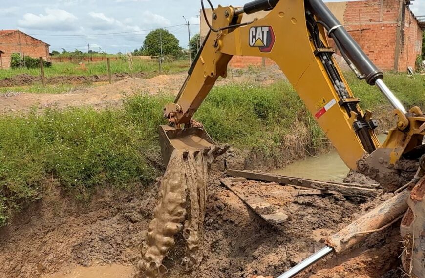 Bairro Lagoa Azul recebe serviços para pôr fim a ponto histórico de alagação
