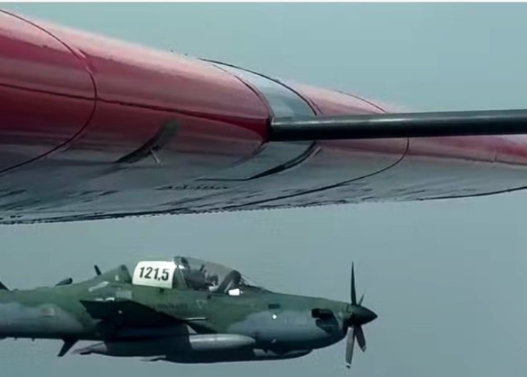 BLITZ AÉREA: piloto de RO registra aproximação de avião da FAB durante voo