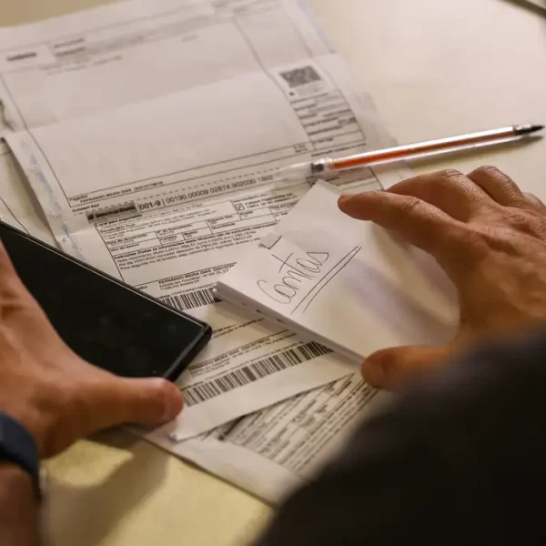 Salário mínimo de R$ 1.621 começa a ser pago nesta segunda (2)