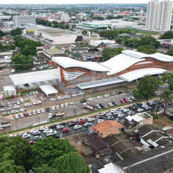 Prefeitura notifica empresa e suspende taxa de estacionamento na rodoviária