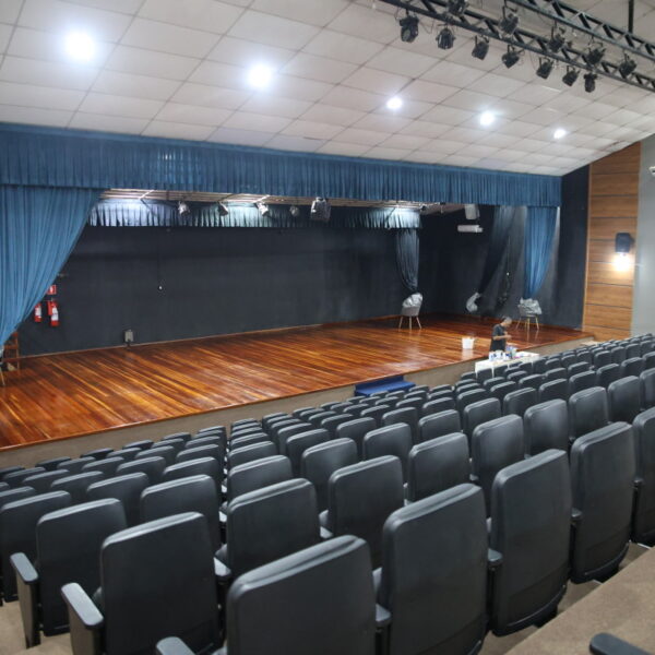 Parceria entre prefeitura e TJ/RO garante nova estrutura no Teatro Banzeiros