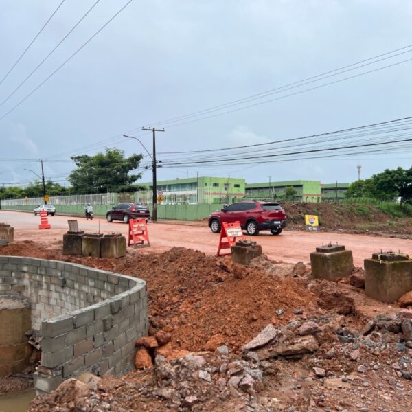 Obra emergencial altera pavimento na Avenida Calama