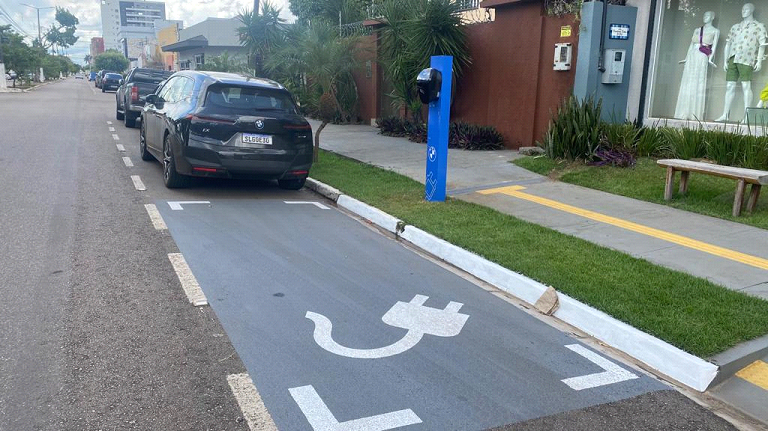 Prefeitura abre edital para 12 eletropostos de carros elétricos