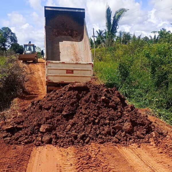 Vereador Adriano Gomes acompanha obras de patrolamento e encascalhamento em Jaci-Paraná