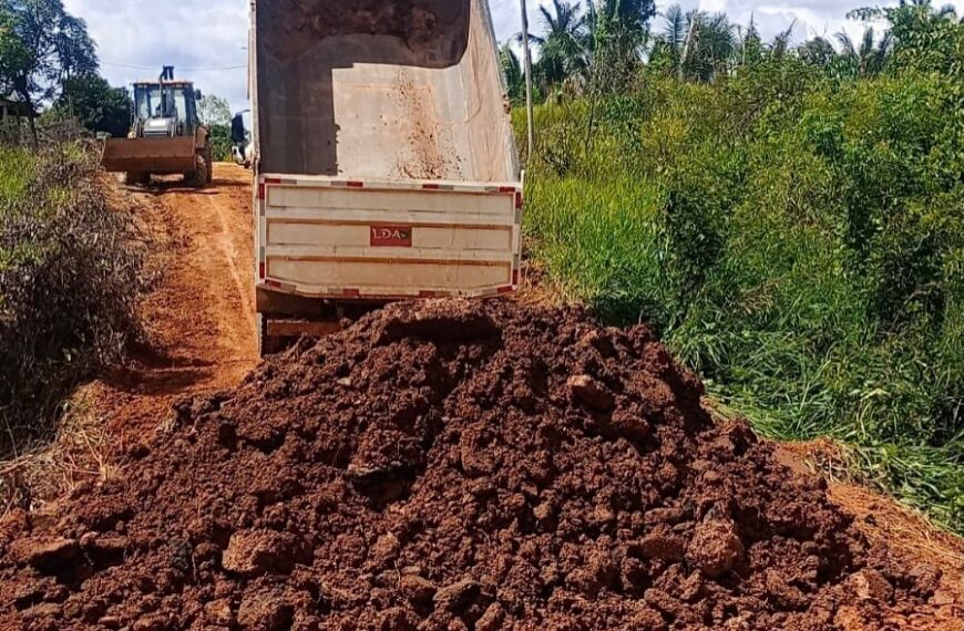 Vereador Adriano Gomes acompanha obras de patrolamento e encascalhamento em Jaci-Paraná