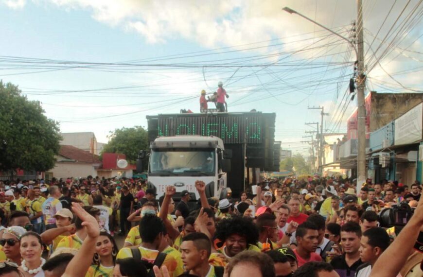 Corpo de Bombeiros reforça proteção dos foliões e explica sobre trios elétricos parados durante chuva