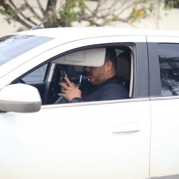 Uso de celular no trânsito terá fiscalização no Carnaval