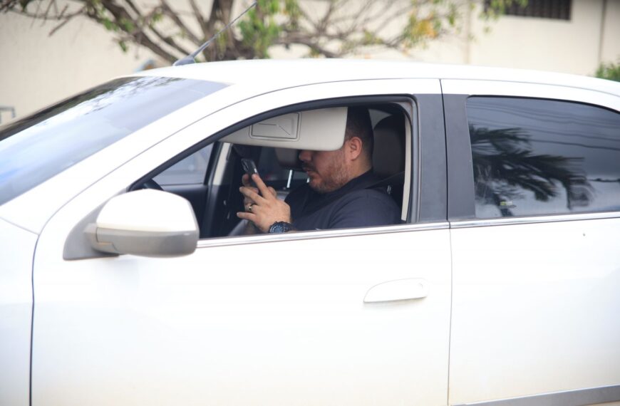 Uso de celular no trânsito terá fiscalização no Carnaval