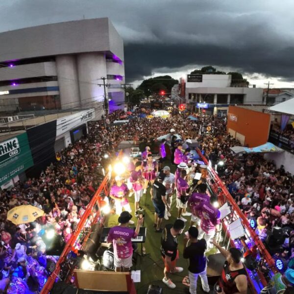 Mesmo sob forte chuva Banda do Vai Quem Quer reúne mais de 200 mil foliões