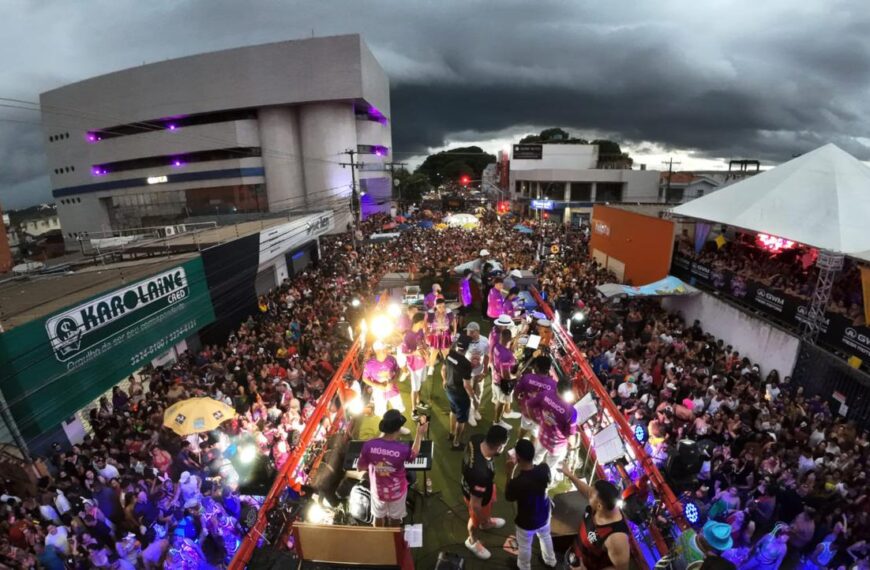 Mesmo sob forte chuva Banda do Vai Quem Quer reúne mais de 200 mil foliões