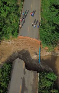 Chuva intensa danifica asfalto e bloqueia trecho da&hellip;