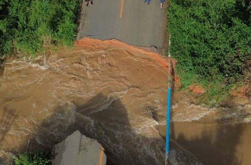 Chuva intensa danifica asfalto e bloqueia trecho da Estrada de Santo Antônio, em Porto Velho