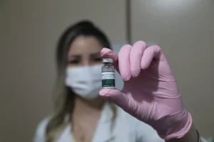 Vacina tetravalente contra a dengue é aplicada em&hellip;