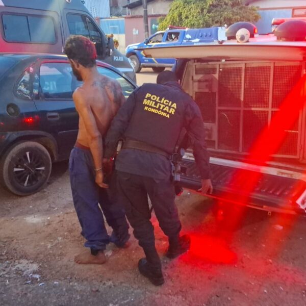 APENADO É PRESO APÓS AGREDIR IRMÃ COM CHUTES E TENTAR ATINGI-LA COM MARTELO EM CANDEIAS DO JAMARI