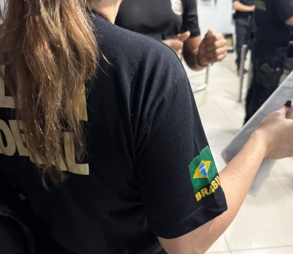 PF cumpre mandados e apreende dispositivos eletrônicos em investigação sobre crimes contra menores.