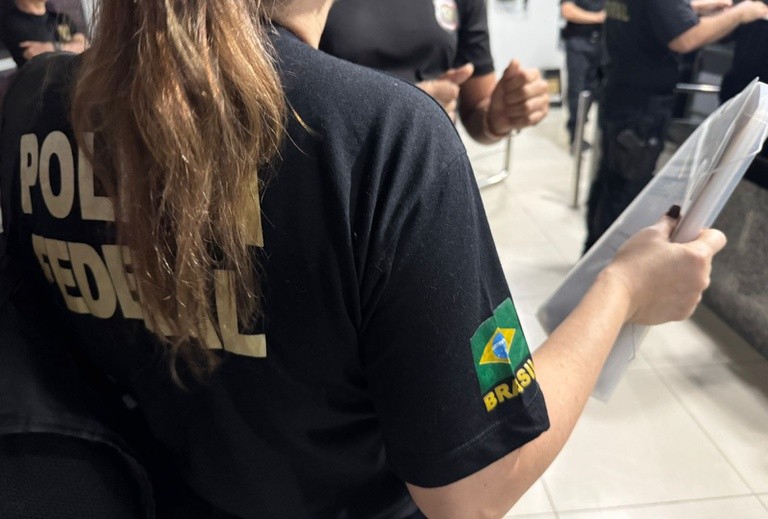 PF cumpre mandados e apreende dispositivos eletrônicos em investigação sobre crimes contra menores.