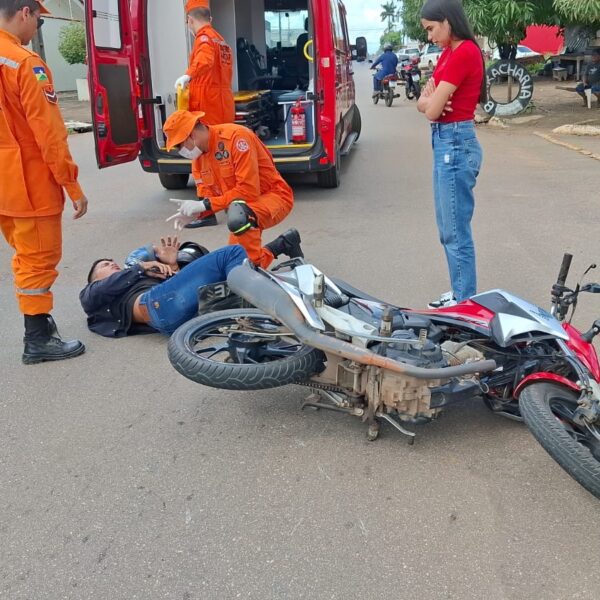MOTOCICLISTA FICA FERIDO APÓS ACIDENTE COM CARRO DE APLICATIVO NA AVENIDA PINHEIRO MACHADO, EM PORTO VELHO