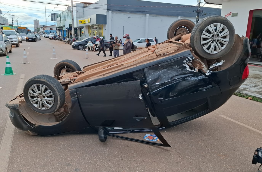 Motorista de aplicativo capota carro ao tentar evitar colisão em Porto Velho