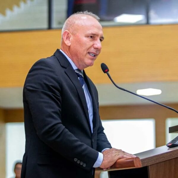 Inelegível, deputado Ezequiel Neiva articula apoio de prefeitos e apresenta “pacote” a Marcos Rogério