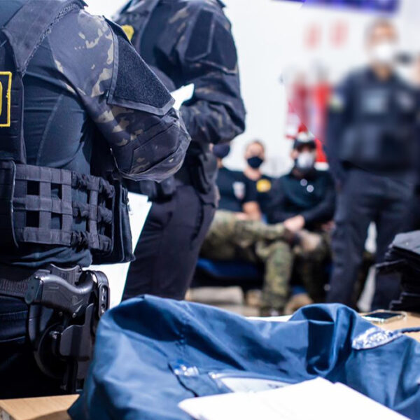 Operação tem como alvo detentos ligados a facção que estariam planejando a execução de policiais penais.