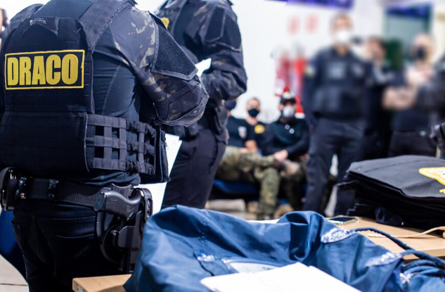 Operação tem como alvo detentos ligados a facção que estariam planejando a execução de policiais penais.