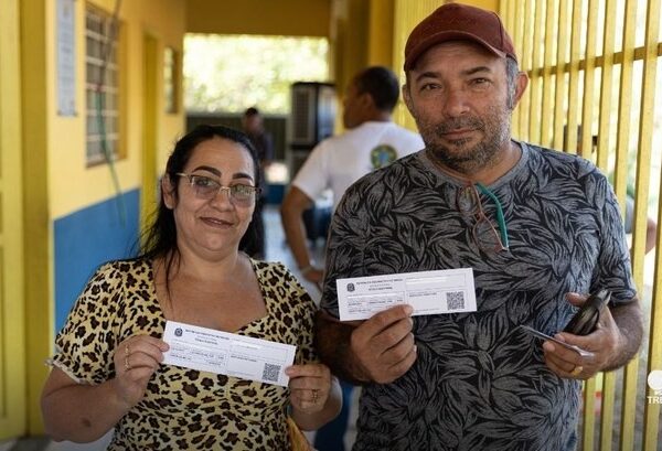 Justiça Eleitoral oferece atendimento para regularização do título de eleitor sem cobrança de multas.