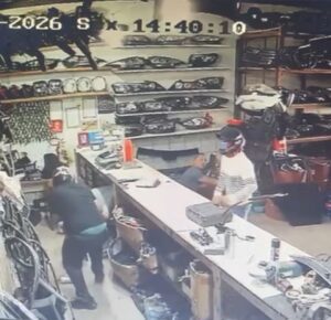 VÍDEO: DUPLA ARMADA ASSALTA LOJA DE AUTOPEÇAS E&hellip;