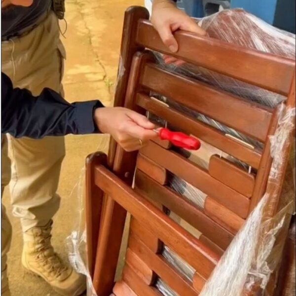 VÍDEO: Polícia descobre droga escondida em cadeiras de madeira durante fiscalização em