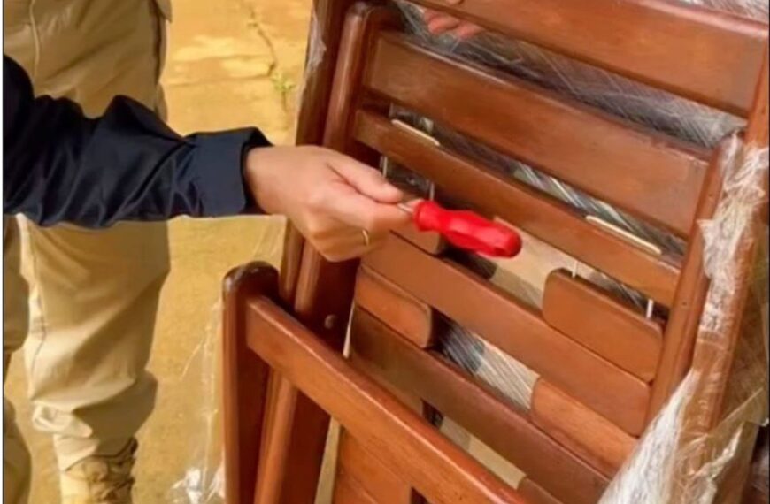 VÍDEO: Polícia descobre droga escondida em cadeiras de madeira durante fiscalização em