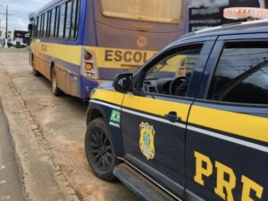 Motorista que fugiu da polícia e deixou crianças&hellip;