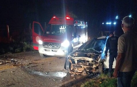 Colisão entre Fiat Strada e Toyota Corolla mata jovem de 20 anos e deixa três pessoas gravemente feridas.