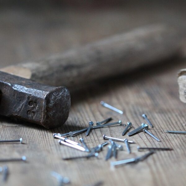 Homem é preso após tentar agredir irmã e sobrinha com martelo em RO